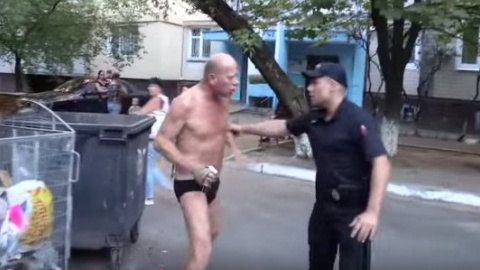 У Києві чоловік в трусах напав на патрульних поліцейських