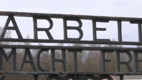 В концтабір Дахау повернули вкрадені ворота з написом "Праця звільняє"