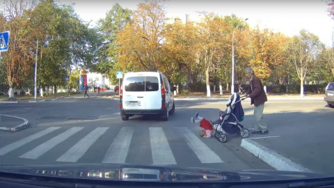 Після падіння дитина заходилась в плачі. Фото: скріншот з youtube