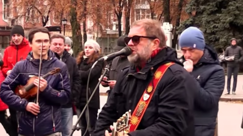 Гребенщиков на вуличному міні-концерті. Скріншот відео