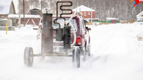 Российский водитель сделал автомобиль, работающий на дровах и угле