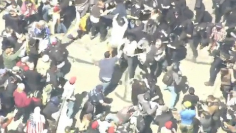 Появилось видео массовой драки сторонников и противников Трампа в США. Фото: twitter.com/nbcbayarea