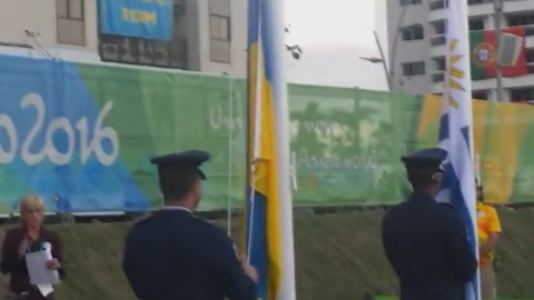 Украинский флаг подняли в Олимпийской деревне. Скриншот Youtube