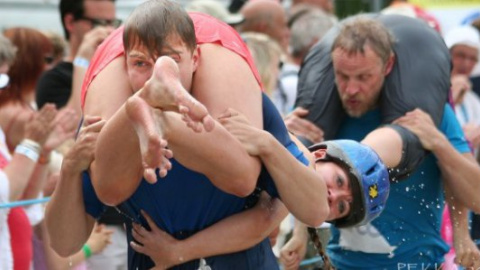 ​На 20 чемпионат по перетаскиванию жен в Финляндии подали заявки рекордное число участников