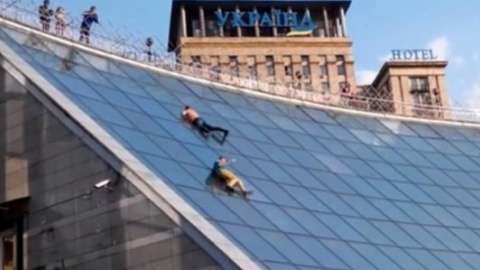 ​Відео спуску горе-екстремалів в центрі Києва на Великдень не залишило байдужим інтернет
