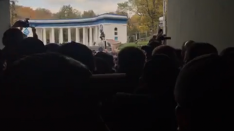 Митингующих заблокировали в арке на Грушевского. Фото: facebook.com/leshchenko.ukraine