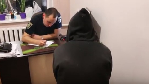 Чоловік зґвалтував 8-річну дівчинку. Скріншот youtube/ГУ НП в Харківській області