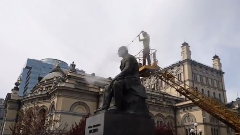 У Києві помили пам'ятник Лисенку. Скріншот відео