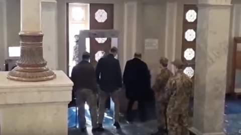 Депутатів змушують "здати зброю" і металеві предмети на вході в Раду