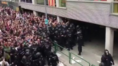 За помощью в больницы обратились 465 человек. Скриншот twitter.com/CatalanReferendum