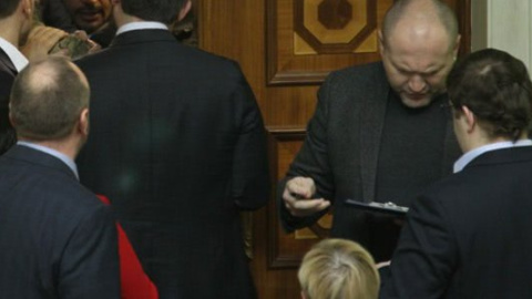 Бійка в Раді: Фірсова заблокувала охорона, яку прорвав Береза