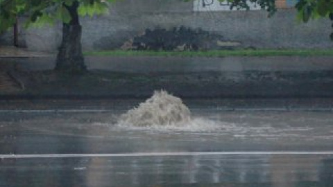 Через негоду зірвано деякі люки, вода б’є фонтаном на дороги.