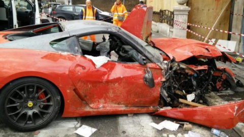 Римський паркувальник, переплутавши педалі, в'їхав у магазин і розбив Ferrari за €300 тис.