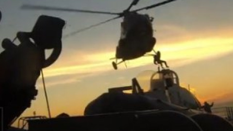 На видео представлен момент высадки вооруженных пограничников на борт. Скриншот видео