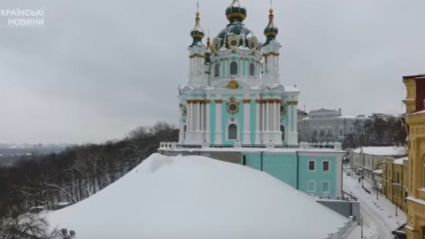 Засніжений Андріївський храм виглядає велично. Скріншот відео