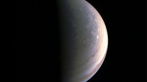 З такого ракурсу Юпітер ще ніхто не фотографував. Фото: NASA/JPL-Caltech/SwRI/MSSS
