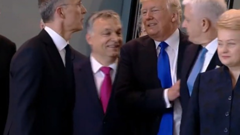 Трамп розштовхав людей щоб стати попереду всіх. Скріншот відео facebook.com/nbcnightlynews/videos/10155474594123689/