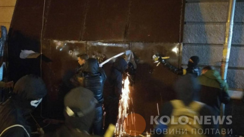 Сутички активістів з поліцією в Полтаві. Фото: kolo.news