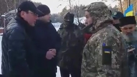 Луценко вийшов до активістів. Скріншот відео /info.rns.org.ua
