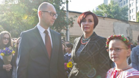 Яценюк спел на школьной линейке