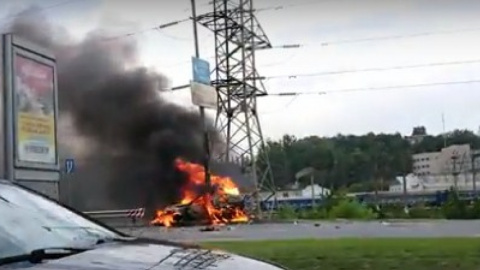 У Києві через ДТП повністю згоріло авто: опубліковано фото і відео