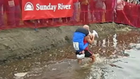 ​В США прошел чемпионат по перетаскиванию жен на плечах