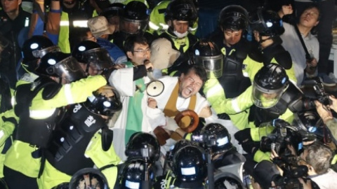 Сотні демонстрантів вийшли на вулиці країни в місті Сончжу. Фото: YONHAP/AAP 