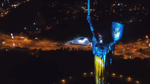 Батьківщина-мати в патріотичних кольорах. Скріншот відео