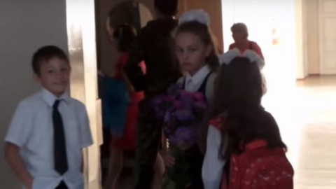 Першоклашки в окупованому Донецьку: батьки у військовій формі і вчителька з георгіївською стрічкою