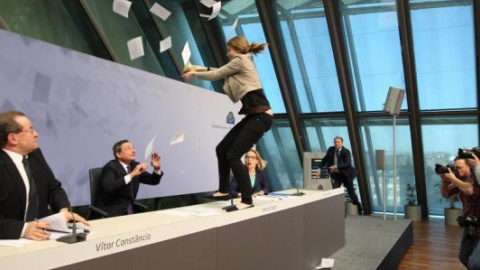 Дівчина залізла на стіл голови ЄЦБ на прес-конференції