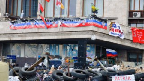 Журналистам удалось попасть на первый этаж захваченной Донецкой ОГА.