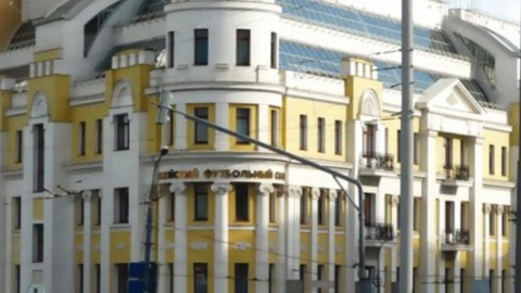 Болельщики забросали презервативами здание Российского футбольного союза