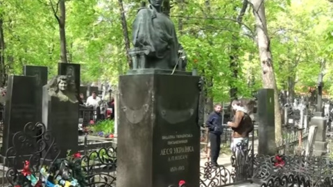 Пам'ятник на могилі Лесі Українки обікрали, спійманий злодій. Скріншот відео youtube.com/watch?v=j3RC3yMnvIQ