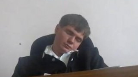 Спящий судья – зампред Благовещенского горсуда по уголовным делам Евгений Махно. Скриншот видео с Youtube