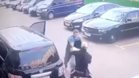 Викрадення посеред дня в Києві. Скріншот відео