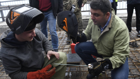 У Гройсмана "застряг" электрод, коли він вирішив допомогти зварнику