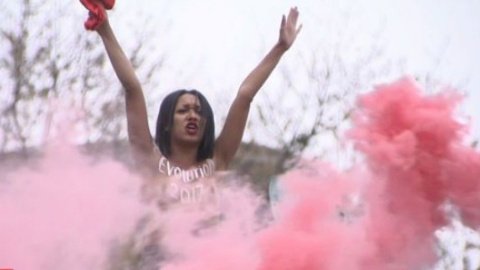 Обнаженная активистка Femen зажгла файер на памятнике-пушке в Киеве