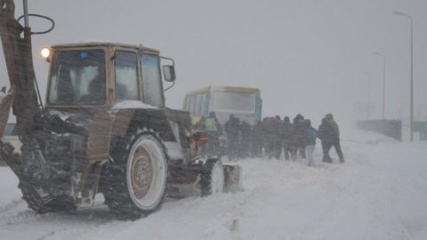 ​Через снігопади Миколаївська та Херсонська області закрили рух автотранспорту