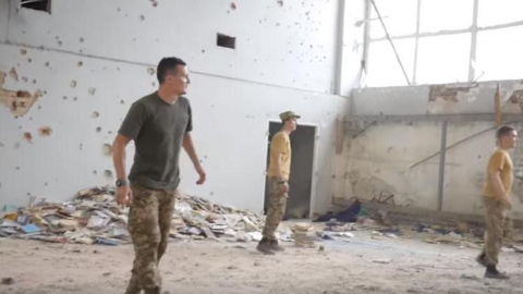 Поединок проходил в полуразрушенном спортзале . Скриншот видео youtube Госпогранлужбы