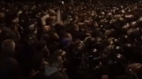 Новые потасовки между правоохранителями и митингующими. Скриншот видео Страна.ua
