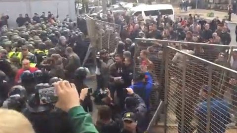 Стычка митингующих и полицейских. Скриншот видео Klymenko Time
