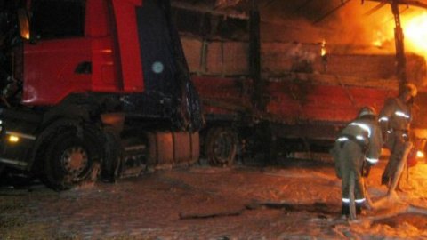 ​У ДТП в Черкаській області згоріла вантажівка Volvo з бутильованим коньяком
