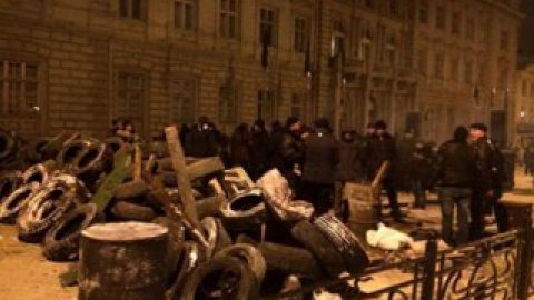 Баррикада у Львовской ОГА. Фото: Євромайдан SOS.