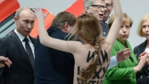 Путин был удивлен. Фото с микроблога Femen в Twitter