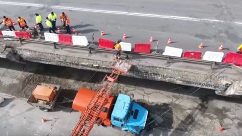 Зверху руйнування не здаються масштабними. Скріншот відео