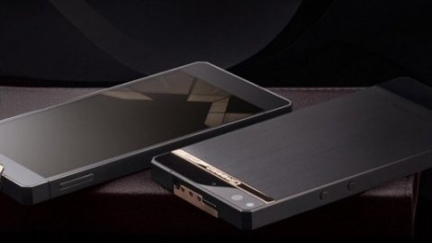 ​Gresso представила титановый смартфон с золотом за 90 тыс. гривен