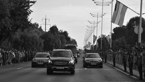 Кортеж с телом Каримова проследовал в аэропорт. 