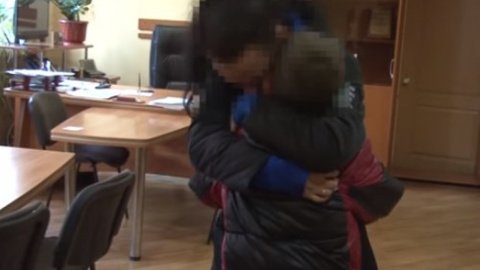 Враховуючи її вік, правоохоронці не мають законних підстав тримати її під вартою. Скріншот відео youtube.com/watch?time_continue=39&v=OtMXF1cd4EM