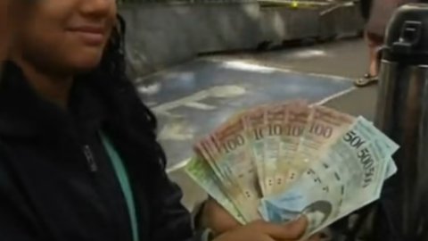 Венесуела випустила вертикальні боливары. Фото: скрін Youtube