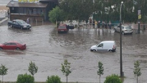 В Запорожье сильный ливень парализовал работу транспорта